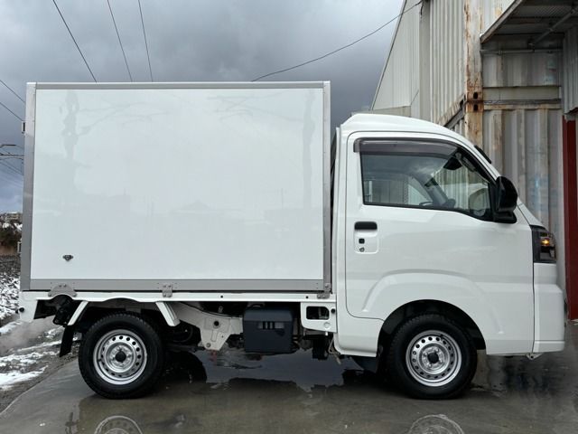 03762569