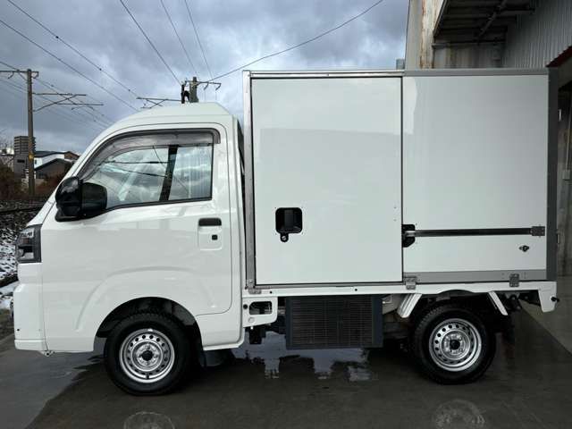 03762569