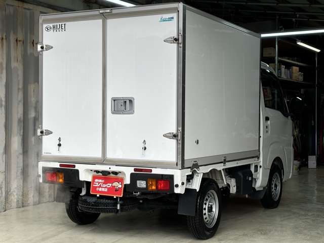 03762569