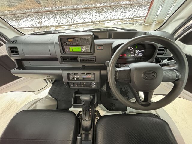03762569
